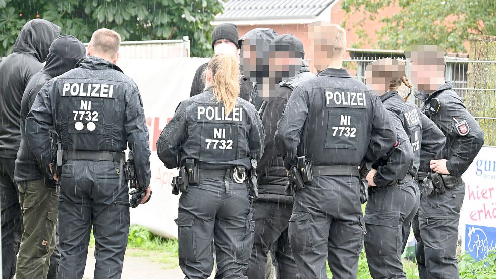Einige Konzertbesucher suchten das Gespräch mit den Polizeikräften. Foto: Kim Hüsing
