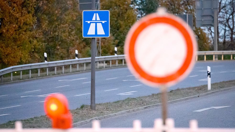Die A1 ist in Richtung Hamburg derzeit vollgesperrt. Foto: Jonas Walzberg