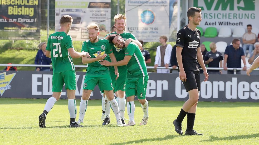 Die Ihlower bejubeln das 3:1 durch Oktawian Ciaciak. Lange hatte es nicht nach einem Erfolg der Eintracht ausgesehen.Foto: Wilfried Gronewold