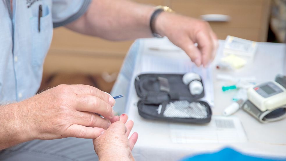 Ein Arzt untersucht eine Patientin. Im Kreis Aurich müssen viele Erkrankte lange auf einen Termin warten. Foto: DPA