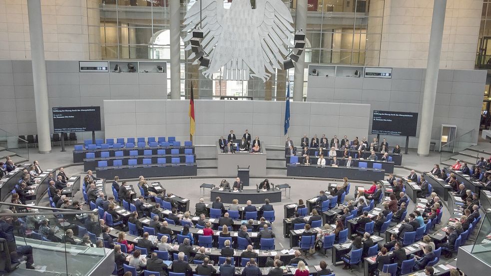 Deutscher Bundestag: Eine Auswertung zeigt, wie hoch die Nebeneinkünfte der Abgeordneten sind. Foto: imago images/epd