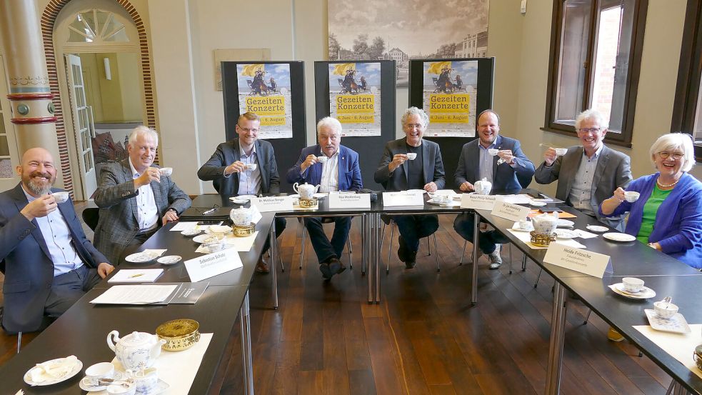 Hoch die Tassen: Die Verantwortlichen der Gezeitenkonzerte um deren musikalischen Leiter Matthias Kirschnereit freuen über ein gelungenes Festivaljahr 2023. Foto: Werner Jürgens