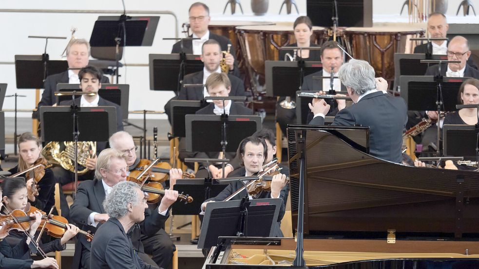 Beim Eröffnungskonzert spielte in diesem Jahr die Nordwestdeutsche Philharmonie zusammen mit Matthias Kirschnereit, künstlerischer Leiter des Festivals. Foto: Karlheinz Krämer