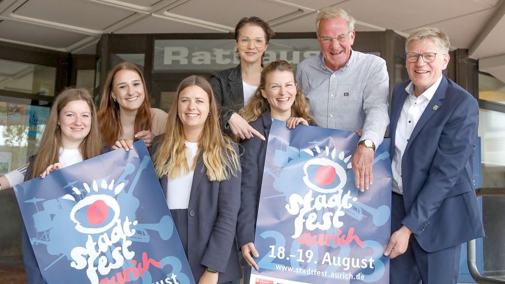Sie stellten das diesjährige Stadtfest-Programm vor (von links): Stina Büscher (Stadtverwaltung), Vanessa Müller (Marema), Jule Collmann (Stadtverwaltung), Conny Kleinschmidt (Marema), Sandra Pfeiffer-Fecht (Stadtverwaltung), Stadtsprecher Johann Stromann und Bürgermeister Horst Feddermann. Foto: Romuald Banik