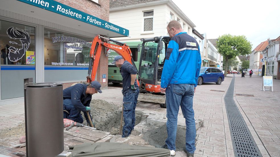 Vorsichtig arbeiteten sich die Techniker in die Tiefe. Foto: Romuald Banik