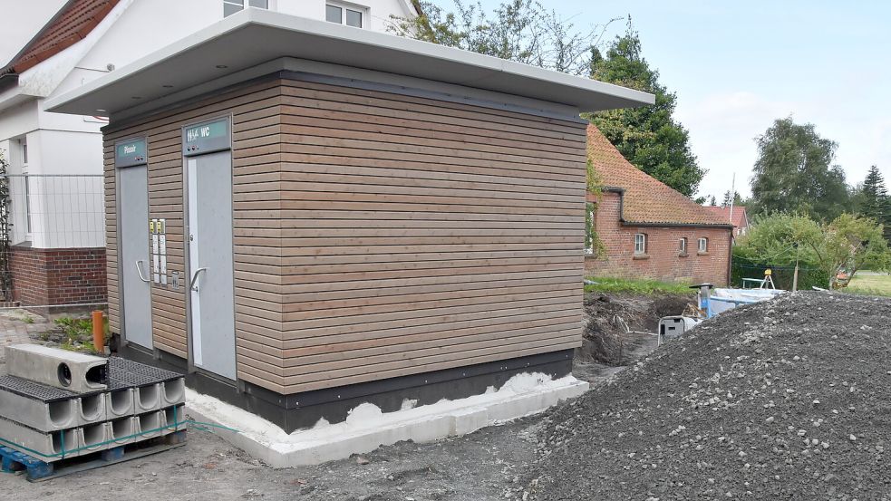„Betriebsfertige Kompakt-WC-Anlage“ nennt sich das Häuschen mit den öffentlichen Toiletten, das jetzt auf dem Grundstück Am Markt 13 platziert wurde. Foto: Thomas Dirks