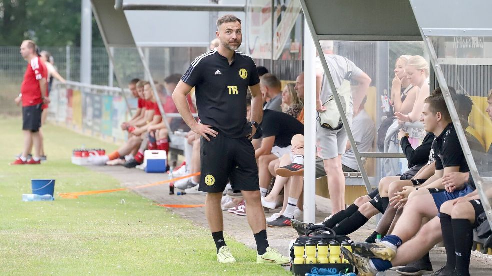 Tobias Ryl trainiert mit dem Fußballbezirksligisten TuS Middels erstmals eine Herrenelf. Fotos: Wilfried Gronewold
