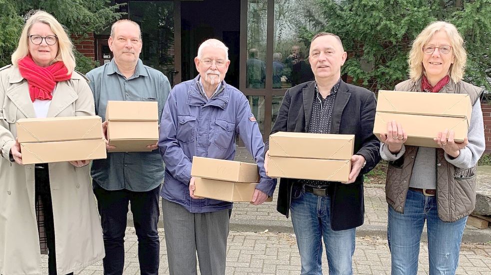 Halfen bei der Überführung des Archivs von Emden-Borssum nach Aurich (von links): Silke Arends (Vorstand „Kunst“), Aiko Schmidt (wissenschaftlicher Mitarbeiter Ostfriesisches Landesmuseum), Johannes Berg (Vorstand „Kunst“), Gregor Strelow (1. Vorsitzender „Kunst“) und Dr. Annette Kanzenbach (wissenschaftliche Mitarbeiterin Ostfriesisches Landesmuseum). Fotos: privat