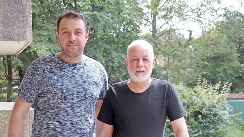 Jamal Kurd (links) und sein Vater Abdulnaser beklagen die sprunghaft angestiegenen Nebenkosten. Foto: Heino Hermanns