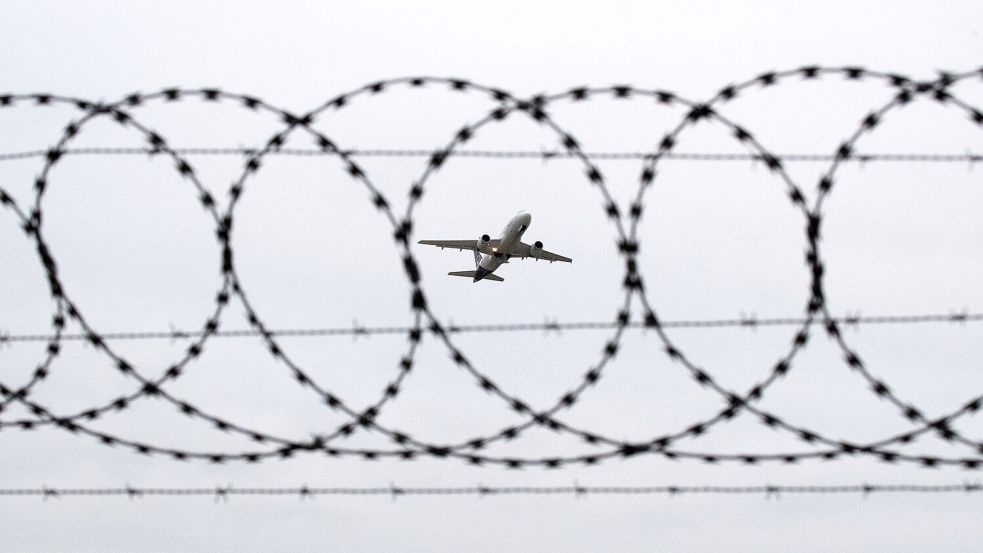 Tausende Menschen werden jedes Jahr per Flugzeug aus Deutschland abgeschoben. Ein Polizist berichtet, wie die Flüge ablaufen. Foto: dpa