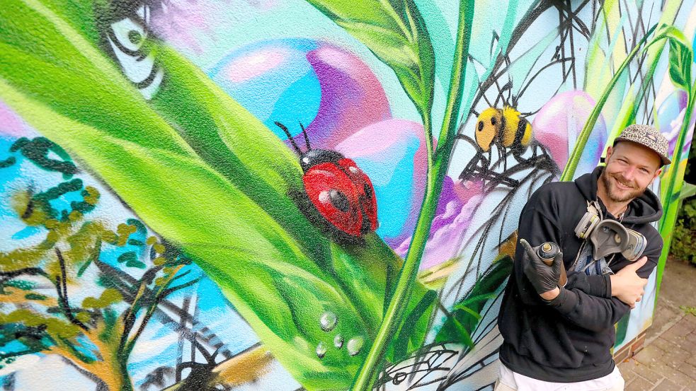 Gewohnt farbenfroh erstrahlt das neue Graffito von Tim Write am Kindergarten Immenkörv in Tannenhausen. Hier ist das Bild am zweiten Tag, am Montag, zu sehen. Foto: Romuald Banik