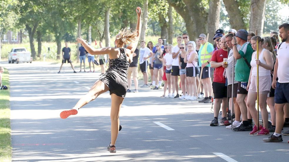 Im Vorjahr hatten die Werferinnen und Werfer mit hohen Temperaturen zu kämpfen. Sie winken auch bei der kommenden Jubiläumsveranstaltung. Fotos: Wilfried Gronewold