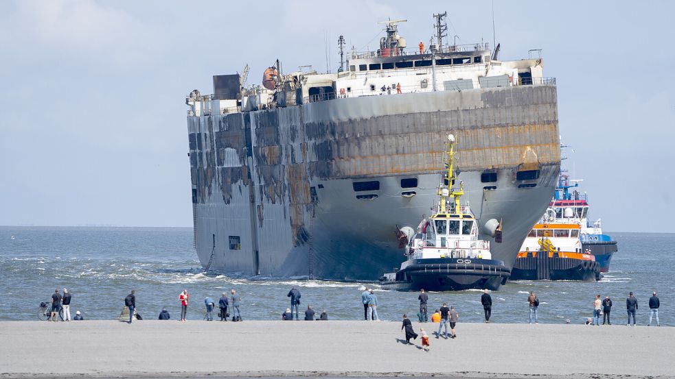 Der Frachter „Fremantle Highway“ ist mittlerweile am neuen Ankerplatz in Eemshaven angekommen. Foto: dpa/AP/Peter Dejong