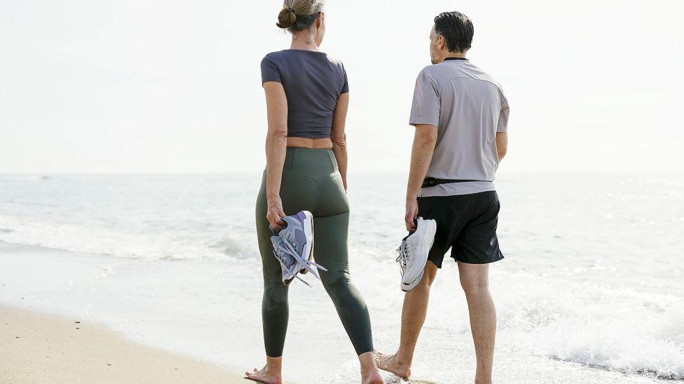 Neue Studie erklärt, wie viele Schritte am Tag Sie fit halten. Foto: IMAGO IMAGES / Westend61