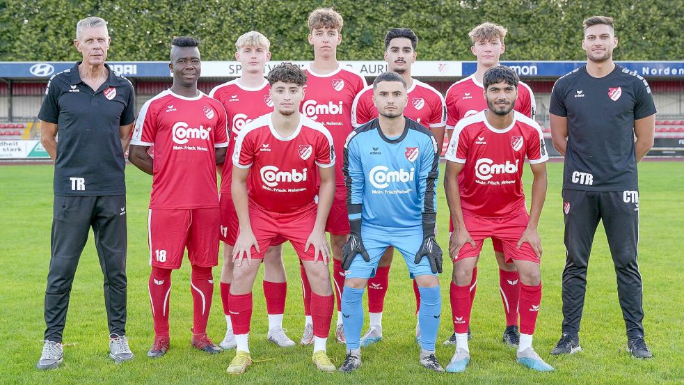 Die Sportvereinigung Aurich präsentierte die Neuzugänge: Trainer Uwe Groothuis (hinten von links), Babel Kouadio, Luca Alexander Ahrens, Keanu Töpfer, Adam Toufaili, Jens Kampmann, Co-Trainer Milad Faqiryar. Vorne von links: Michel Alghawi, Mashun Bugday, Mahmud Tamoyan. Foto: Helmut Vortanz