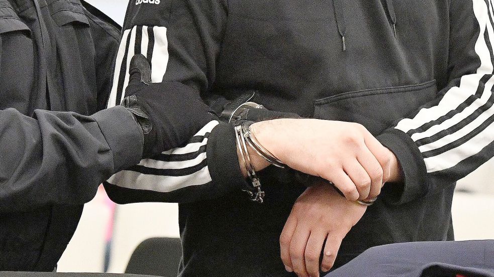 Ein junger Tatverdächtiger in Handschellen. Foto: DPA