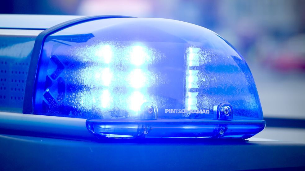 Polizei und Rettungsdienst waren in Emden im Einsatz. Foto: DPA