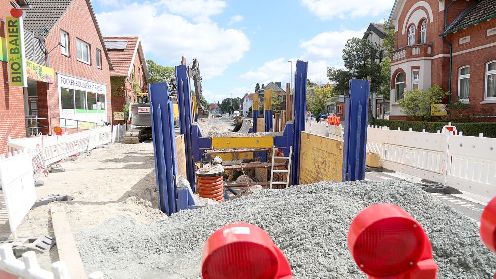 Der Umbau ist in vollem Gange. Kaum Platz für Fußgänger ist vor den Türen der Geschäfte auf der Nordseite (links) der Fockenbollwerkstraße. Foto: Romuald Banik