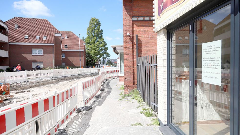 Nur wenig Platz bleibt entlang den Geschäften für Fußgänger. Die Zugänglichkeit ist für Kunden sehr erschwert. Foto: Romuald Banik
