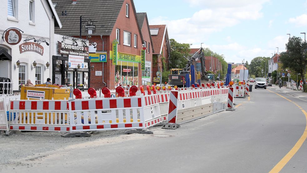 Die Geschäfte wirken geradezu abgeriegelt. Foto: Romuald Banik