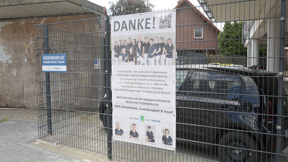 Mit Ironie begegnet die Zahnarztpraxis Aurich-dental der Situation und dankt den Patienten fürs Durchhalten. Foto: Romuald Banik