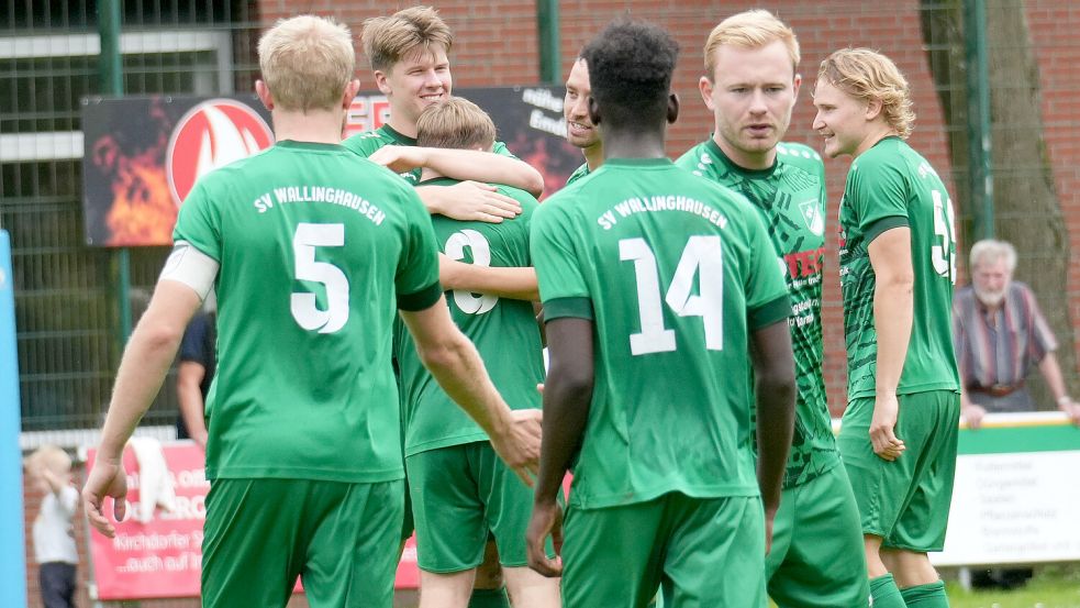 Der Wallinghausener Jasper Mühlenbrock herzt den Torschützen zum 1:0, Tim Alberts. Foto: Helmut Vortanz