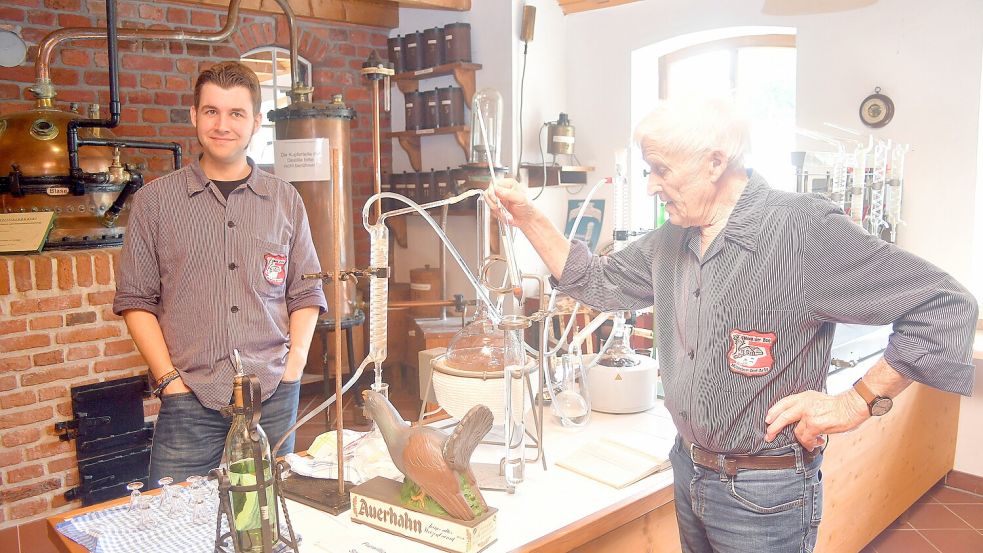 Eckhard Kruse (rechts) mit seinem Vertreter Björn Meyer in der Destille im Dörpmuseum. Foto: Gerd-Arnold Ubben