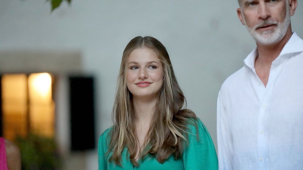 Kronprinzessin Leonor, hier mit Papa Felipe, wird bald ihre Offiziersausbildung beginnen. Das beinhaltet auch das Training an der Waffe. Foto: imago/Cordon Press