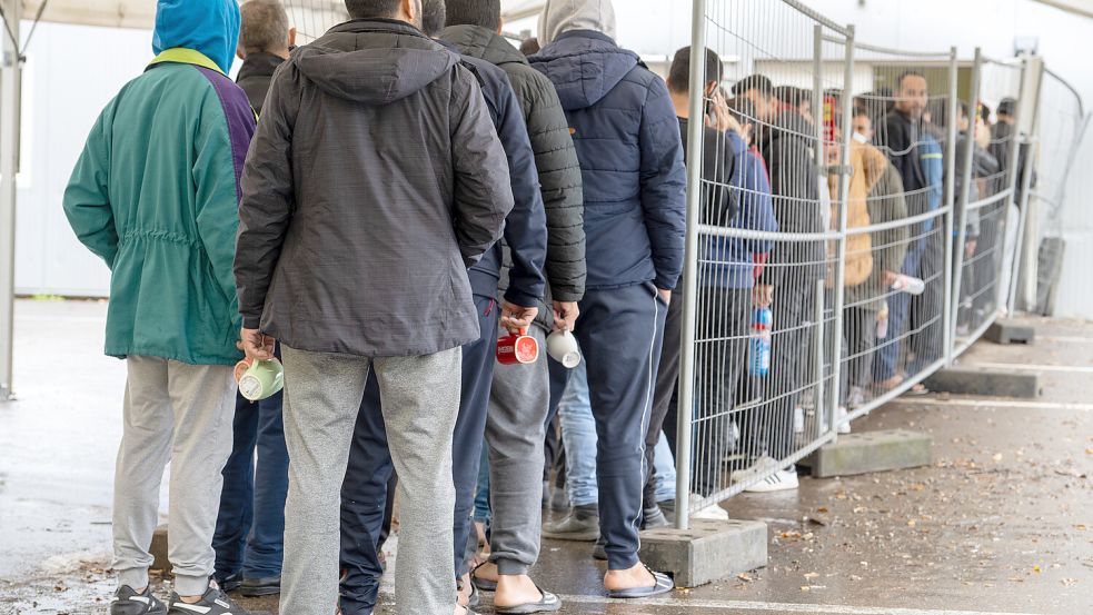 Flüchtlinge müssen in Deutschland häufig Schlange stehen - etwa bei der Auszahlung des Taschengeldes. Das könnte sich bald mancherorts ändern. Foto: dpa