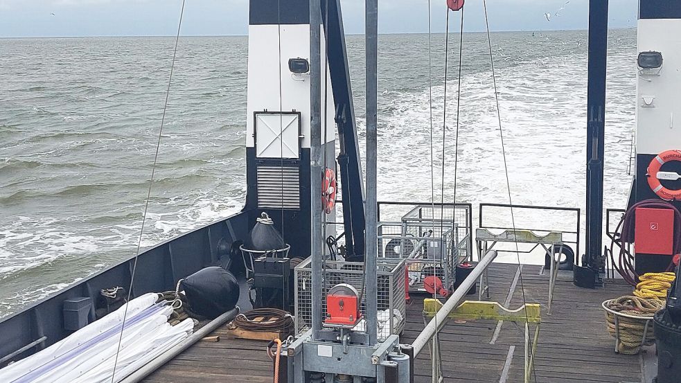 An Deck der Burchana wird das Bohrgerät für die Bohrung vorbereitet. Foto: NLWKN