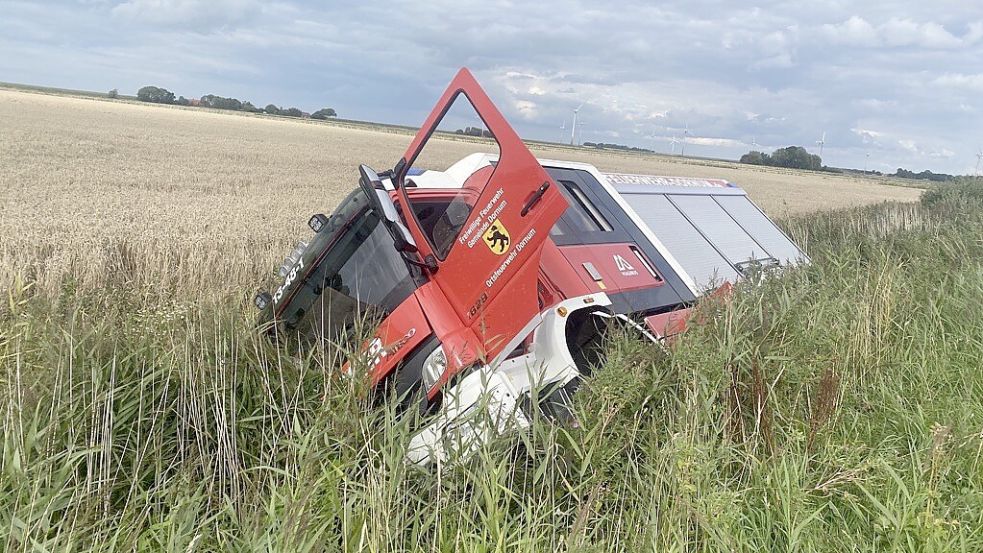 Der Feuerwagen ist nach rechts umgekippt. Foto: Holger Janssen