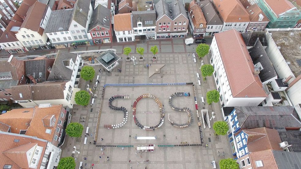 Ein Hilferuf der Gastronomen und Hoteliers: 2020 hatten sie auf dem Auricher Marktplatz Stühle so aufgestellt, dass sie das Notsignal „SOS“ bildeten. Foto: privat