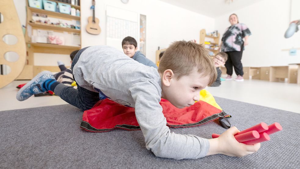 Ein Junge tobt im Bewegungsraum seiner Kindertagesstätte. Foto: DPA