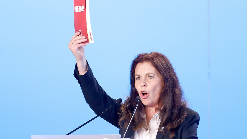 Anja Arndt, Auricher Kreisverbandsvorsitzende, spricht auf der AfD-Europawahlversammlung in Magdeburg. Foto: DPA