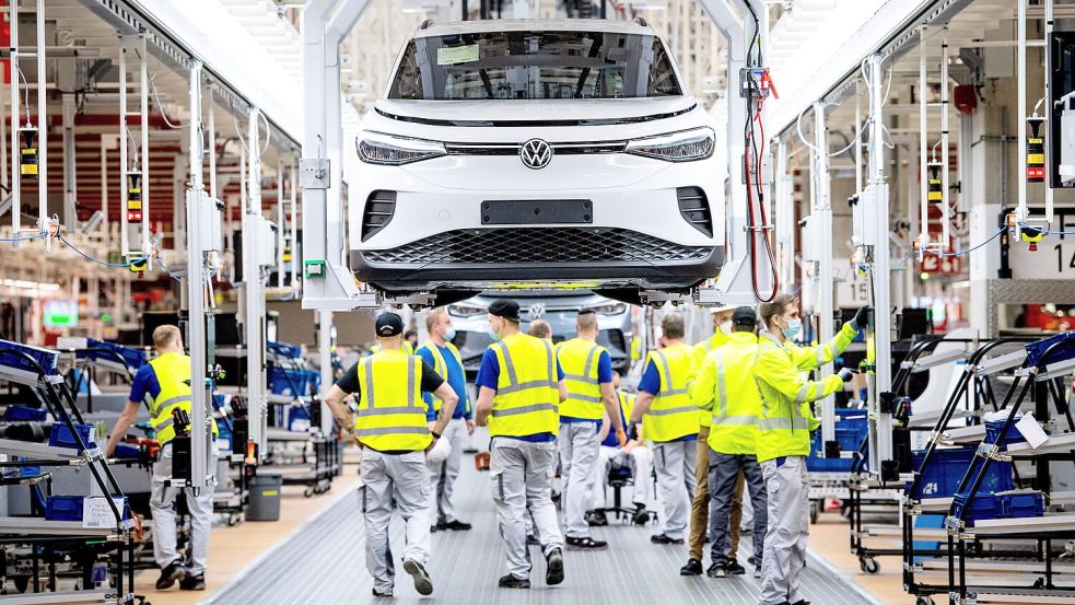 Mitarbeiter des Emder VW-Werks in der Elektroauto-Produktion des ID 4 in der Montagehalle 20. Foto: DPA