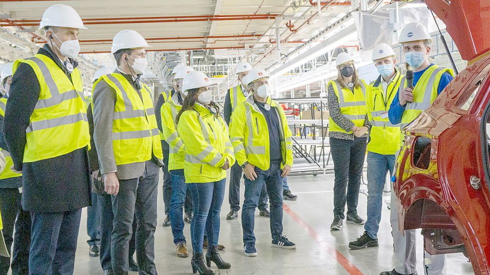 Beim Emder VW-Standortsymposium ließen sich Konzern- und Markenvorstände sowie Betriebsratsvertreter aus Wolfsburg in Halle 20 von den Vorbereitungen für den Elektro-SUV ID 4 berichten. Foto: DPA