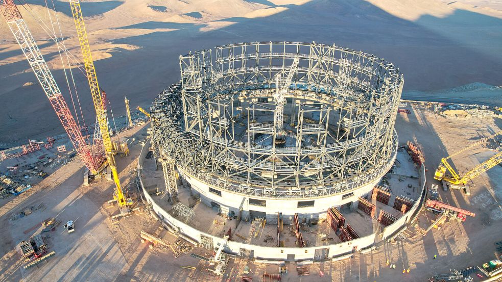 Das Bild, aufgenommen Ende Juni 2023, zeigt eine Drohnenaufnahme der Baustelle des Extremely Large Telescope der ESO auf dem Cerro Armazones in der chilenischen Atacama-Wüste. Die Stahlkonstruktion, die sich jeden Tag sichtbar verändert, wird bald die für Teleskopkuppeln typische runde Form annehmen. Foto: ESO