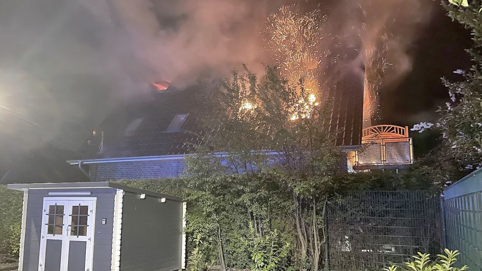 Flammen schlugen im Juni vergangenen Jahres aus der brennenden Ferienwohnung in Leezdorf. Foto: Feuerwehr