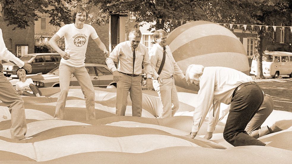 Lustiger Balance-Akt auf der Kindermeile am Georgswall: Bürgermeister Werner Stöhr (2. von rechts) nimmt die Stadtspitze zur Stadtfesteröffnung mit auf ein überdimensionales Luftkissen. Während MTV-Vorsitzender Wilfried Theessen (links) naturgemäß leichtfüßig über das wankende „Parkett“ gleitet, haben Aurichs „Schwergewichte“ so ihre Schwierigkeiten. Der stellvertretende Bürgermeister Alfred Meyer (rechts) verliert dabei zuerst das Gleichgewicht. Foto: Archiv ON