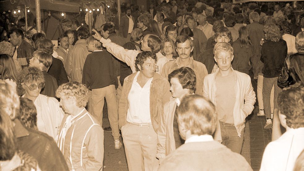 Stadtfest im besten Sinne: „Dass viele Besucher noch in den Stunden nach Mitternacht die Stände und Tanzflächen belagerten, spricht für die volkstümliche Atmosphäre der Veranstaltung“, heißt es im ON-Nachbericht. Cheforganisator Theodor Koll schätzt das Besucheraufkommen auf bis zu 20.000 Partygäste. Nach Ansicht der ON liegt er damit aber an der unteren Grenze. Foto: Archiv ON