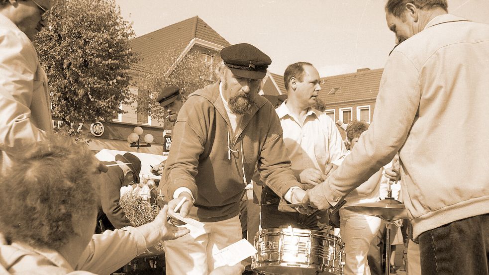 Auricher Original mit regionaler Prominenz: Der Shantychor darf auf keinem Stadtfest fehlen und erfreut sich großer Beliebtheit. Chorleiter Hein Buß verteilt sogar Autogramme. Foto: Archiv ON
