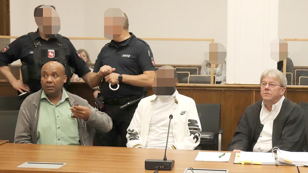 Der Angeklagte (Mitte) mit seinem Verteidiger Michael Schmidt aus Großefehn (rechts) und dem Dolmetscher. Foto: Karin Böhmer