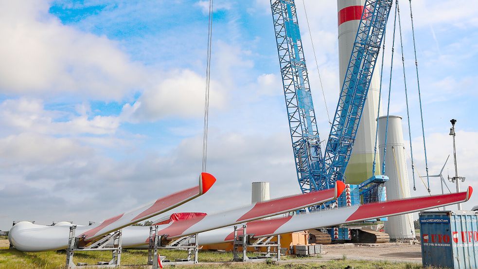 Die 61 Meter langen Rotorblätter der E-126 liegen schon auf Baustelle in Dietrichsfeld bereit. Sie werden später in 135 Metern Höhe montiert. Foto: Romuald Banik