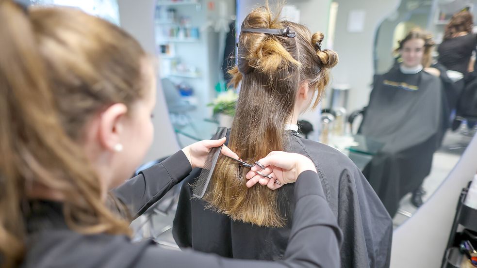 Friseure durften in Corona-Zeiten lange nicht arbeiten. Nun fordert das Land die gezahlten Hilfen zurück. Foto: DPA