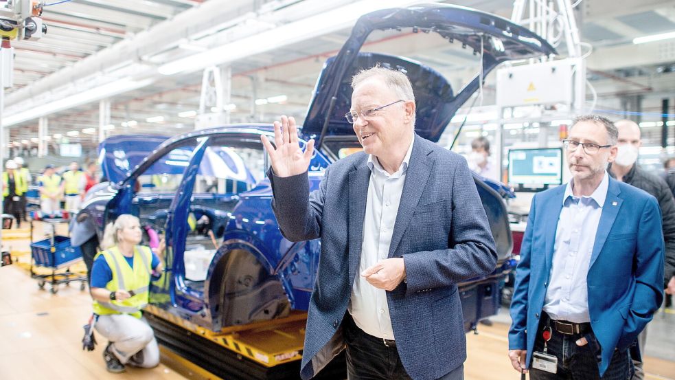 Anfang Juli 2022 besuchte Ministerpräsident Stephan Weil die neue Elektroauto-Montagehalle 20 im Emder VW-Werk. Rechts von ihm steht der Emder VW-Betriebsratsvorsitzende Manfred Wulff. Foto: DPA