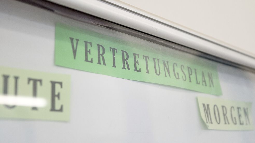 Der Vertretungsplan in einer Grundschule. Foto: DPA