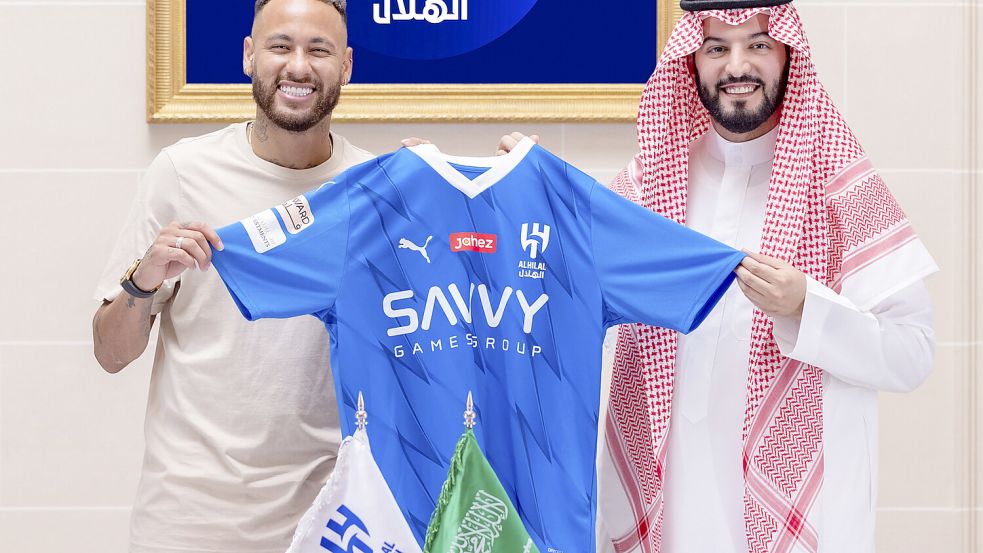 Neymar (links) hat gut lachen: Neben seinen 100 Millionen Euro Jahresgehalt bekommt er in Saudi-Arabien ein Haus, Autos und noch mehr. Foto: dpa/Al Hilal Club Media Center/AP
