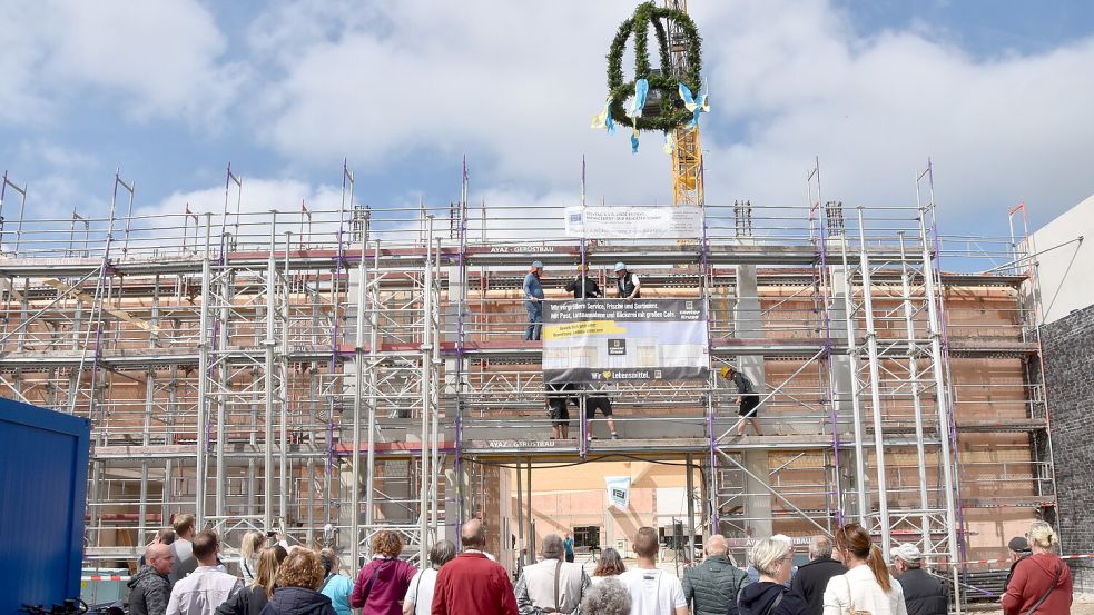 Zahlreiche Interessierte verfolgten die Richtfestzeremonie auf dem Baugerüst. Foto: Thomas Dirks