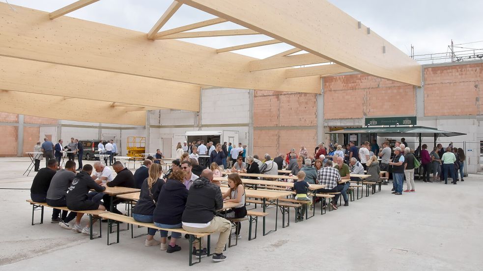 Im Rohbau wurden die Gäste des öffentlichen Richtfestes bewirtet. Foto: Thomas Dirks