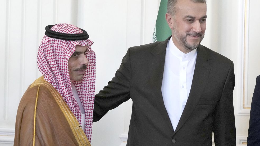 Hossein Amirabdollahian (r), Außenminister des Iran, und Prinz Faisal bin Farhan, Außenminister von Saudi-Arabien, nahmen durch chinesische Vermittlung die Beziehungen wieder auf. Foto: dpa/AP/Vahid Salemi